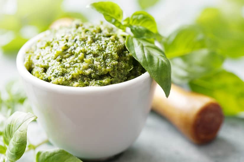 Kräuter mit Pesto haltbar machen