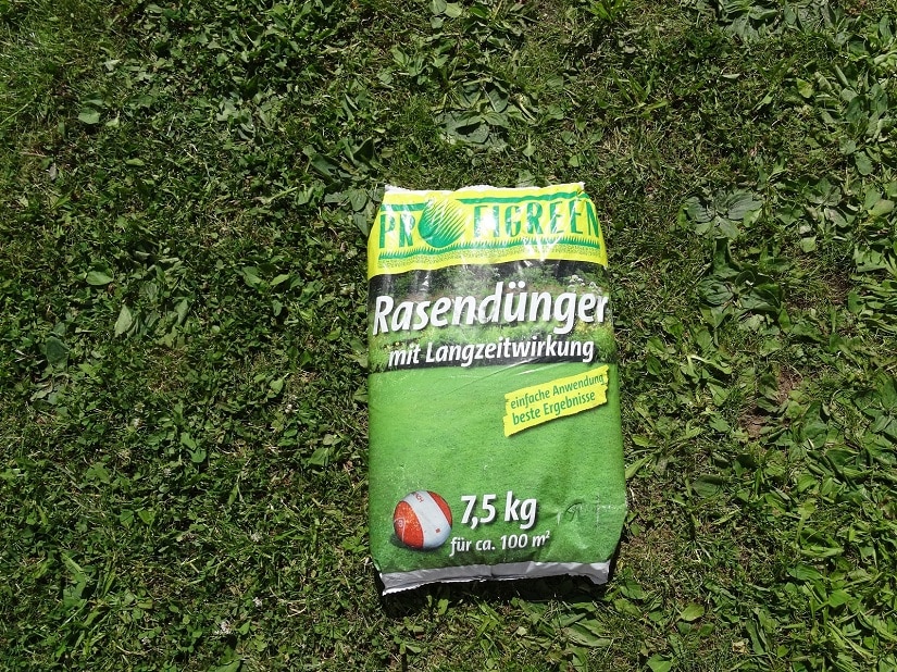 Rasen mit Langzeitrasendünger