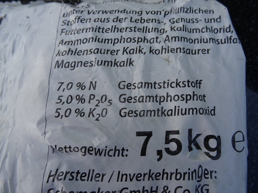 Rasendünger enthalten meist Stickstoff, Kalium und Phosphat, manche auch noch andere Nährstoffe