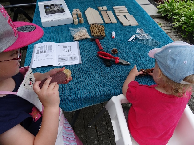 Auch kleine Kinder können schon helfen: hier beim Abschleifen