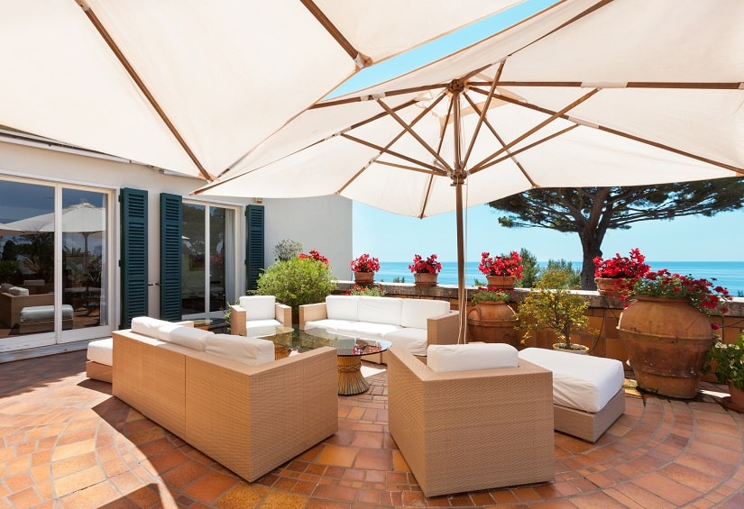 Große Sonnenschirme auf der Terrasse sehen klasse aus und sind extrem praktisch