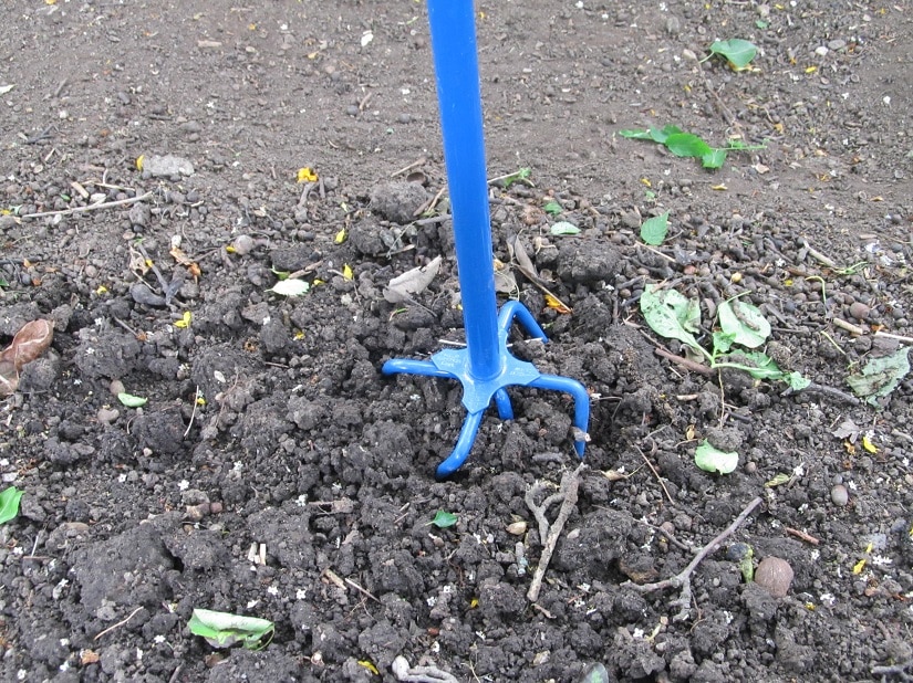 Die Gartenkralle lockert den Boden tief auf, ohne dabei die verschiedenen Schichten durcheinander zu bringen.