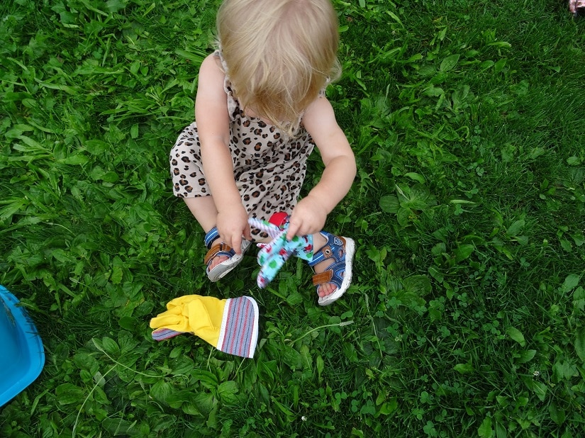 Bereits Kleinkinder wie unsere 1-Jährige zeigt Interesse an Gartenhandschuhe. Sie sind Teil des Natur-Spiels.