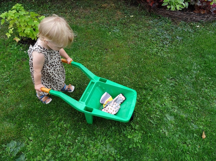 Bereits kleine Kinder spielen gerne mit Schubkarren