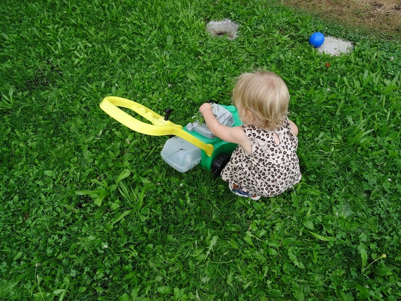 Bereits kleine Kinder zeigen Interesse an Kinderrasenmähern