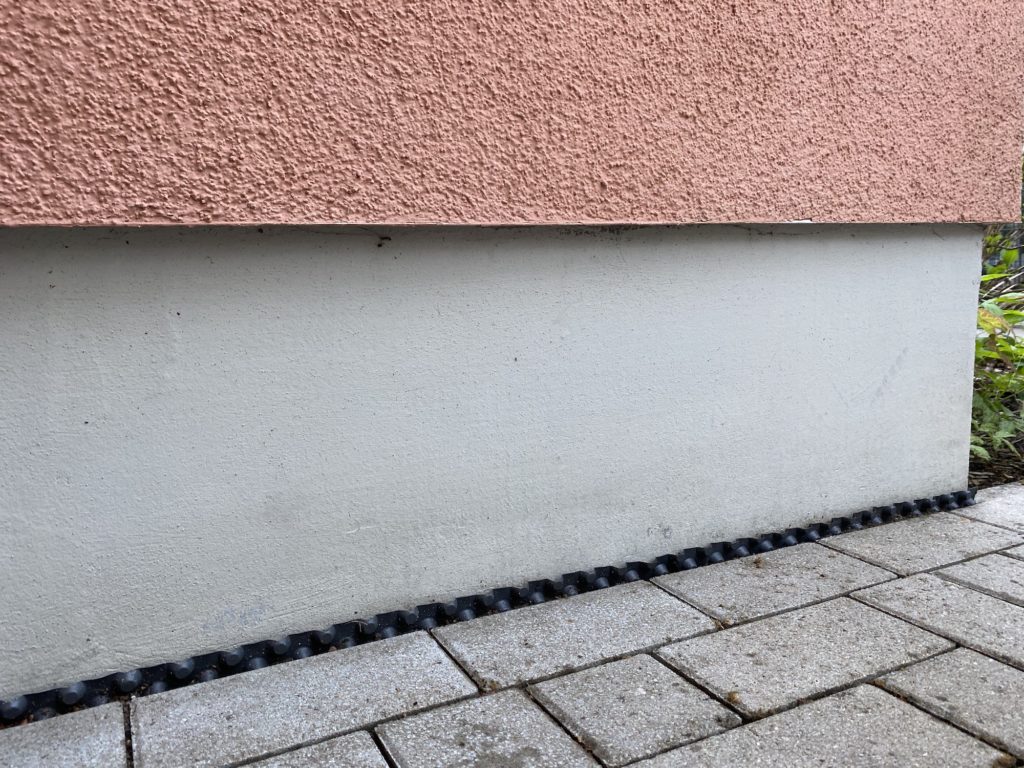 Hauswand von Grünbelag befreit