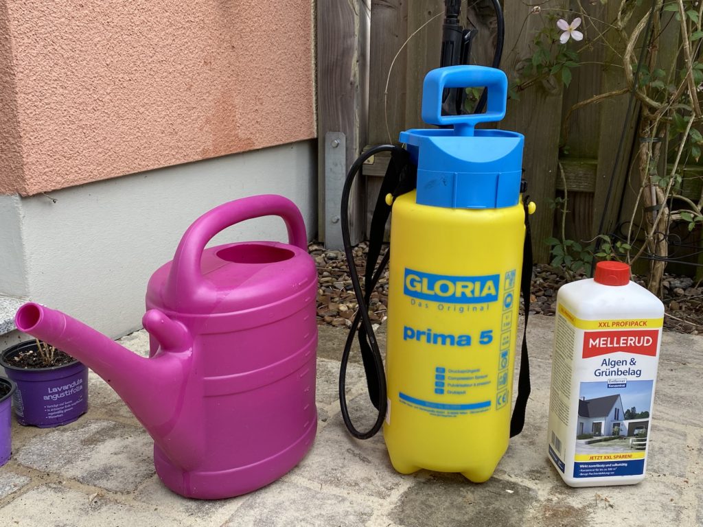 Mellerud wird mit einem Drucksprühgerät aufgebracht