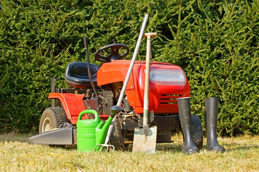 Durch das umfangreiche Zubehör ist ein Rasenmähertraktor sehr vielseitig einsetzbar.