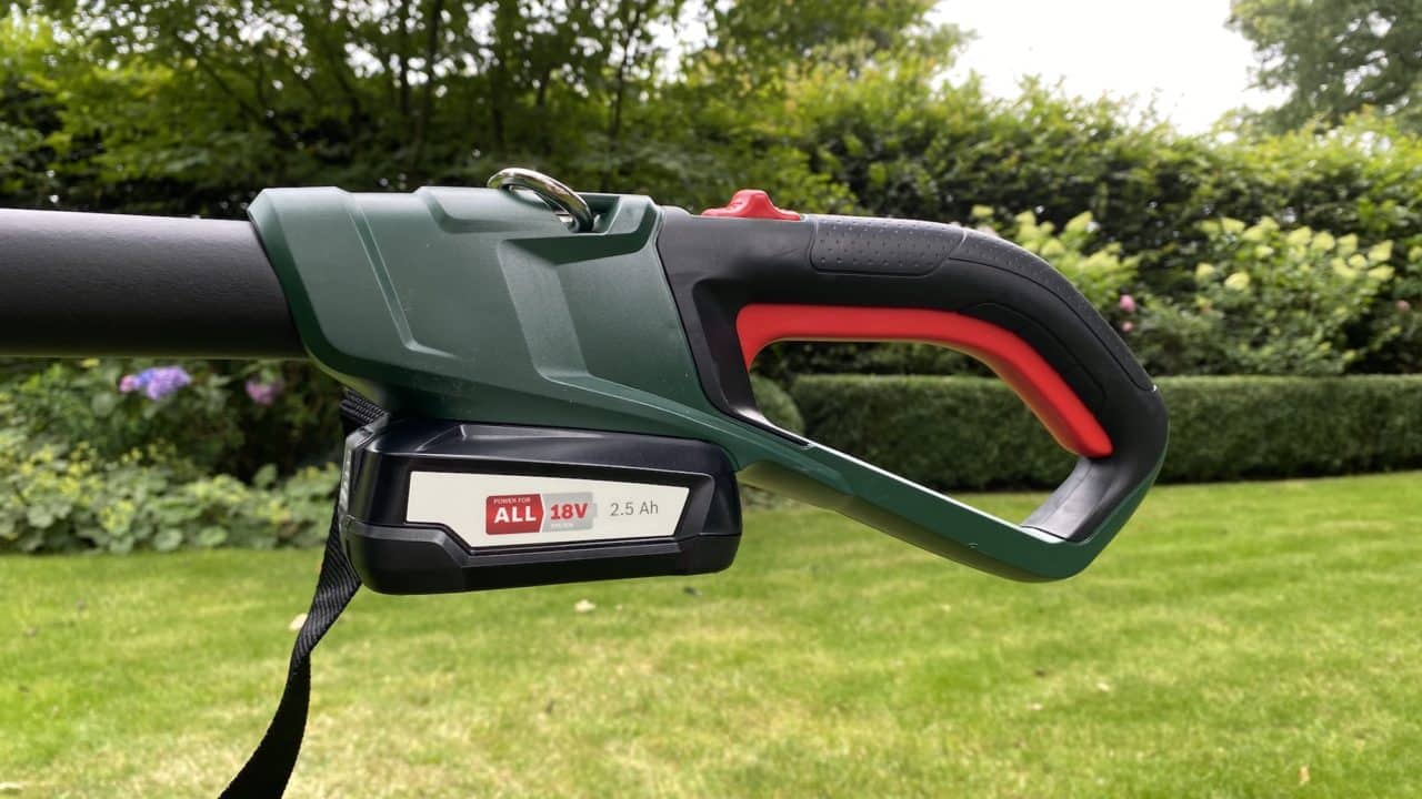 Bosch Akku Teleskop Heckenschere UniversalHedgePole 18 im Test