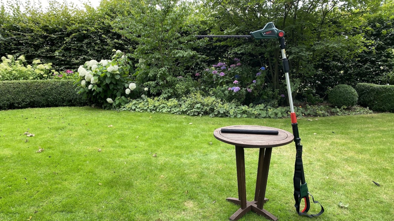 Bosch Akku Teleskop Heckenschere UniversalHedgePole 18 im Test