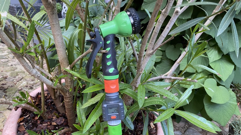 Gardena Wassermengenzähler direkt vor der Gartenbrause angeschlossen