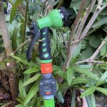 Gardena Wassermengenzähler direkt vor der Gartenbrause angeschlossen