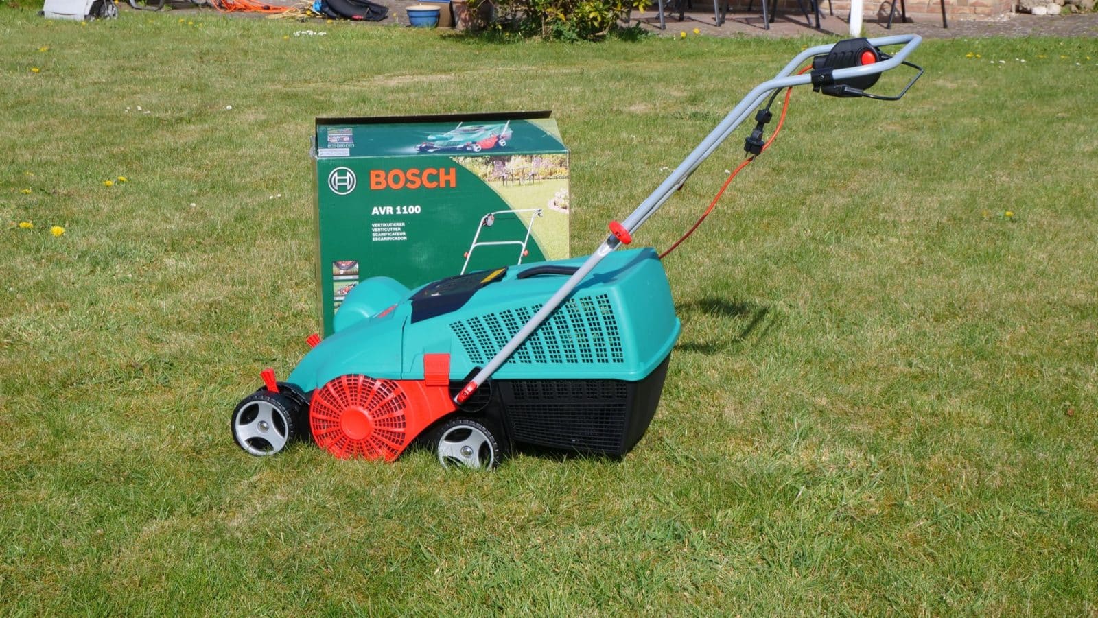 Bosch Vertikutierer AVR1100 Praxistest & Ratgeber 2024 » Gartenzeile.de