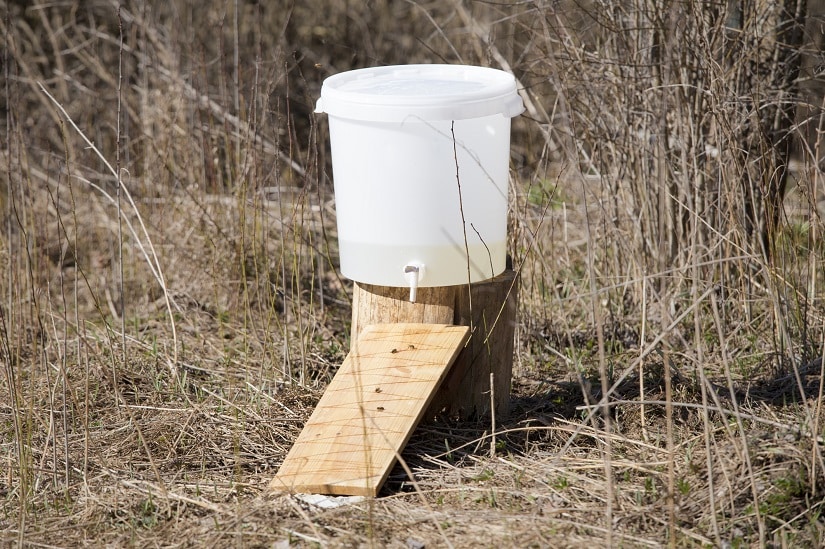 Als Bienentränke kann in der Regel auch eine gewöhnliche Insektentränke verwendet werden. Es gibt aber auch einige Vorrichtungen, die speziell für Bienen gedacht sind. Diese sind nicht unbedingt erforderlich.