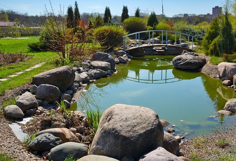 Ob der Weg übers Wasser damit kunstvoll in Szene gesetzt wird, oder die Brücke „einfach“ vom Blumenbeet zum Nutzgarten führt… - der Phantasie sind hier keine Grenzen gesetzt.