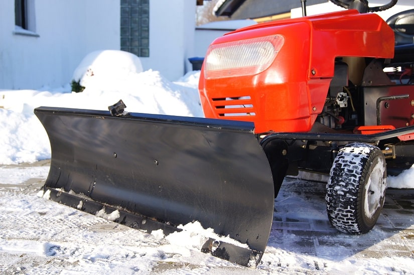 Anders als die meisten Aufsitzrasenmäher bieten Rasenmähertraktoren und Rasenmähertrecker die Möglichkeit, beispielsweise ein Schneeschild anzubringen. Damit kannst du den Rasentraktor im Winter auf der Einfahrt als Schneeräumer einsetzen. 