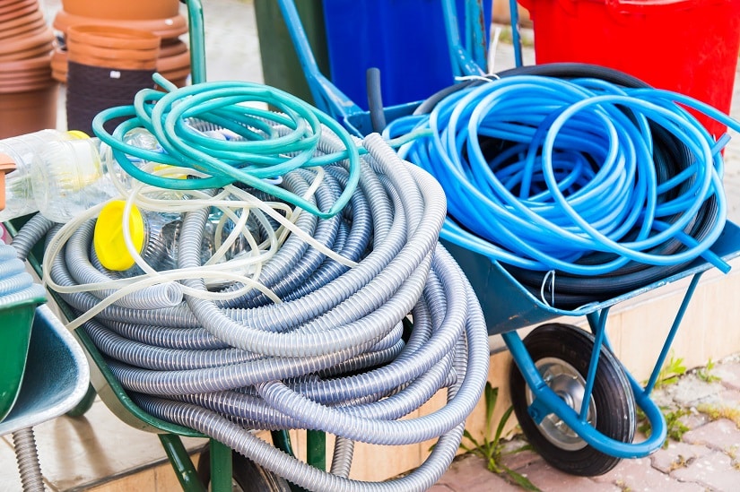 Ohne einen Gartenschlauchhalter herrscht schnell der Durcheinander...