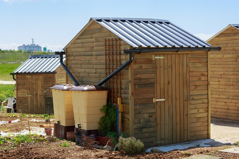 Regenwassersammler-System direkt am Gartengerätehaus