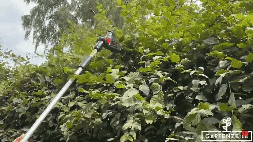 Hier im Bild siehst du die Akku-Teleskop Heckenschere von Bosch