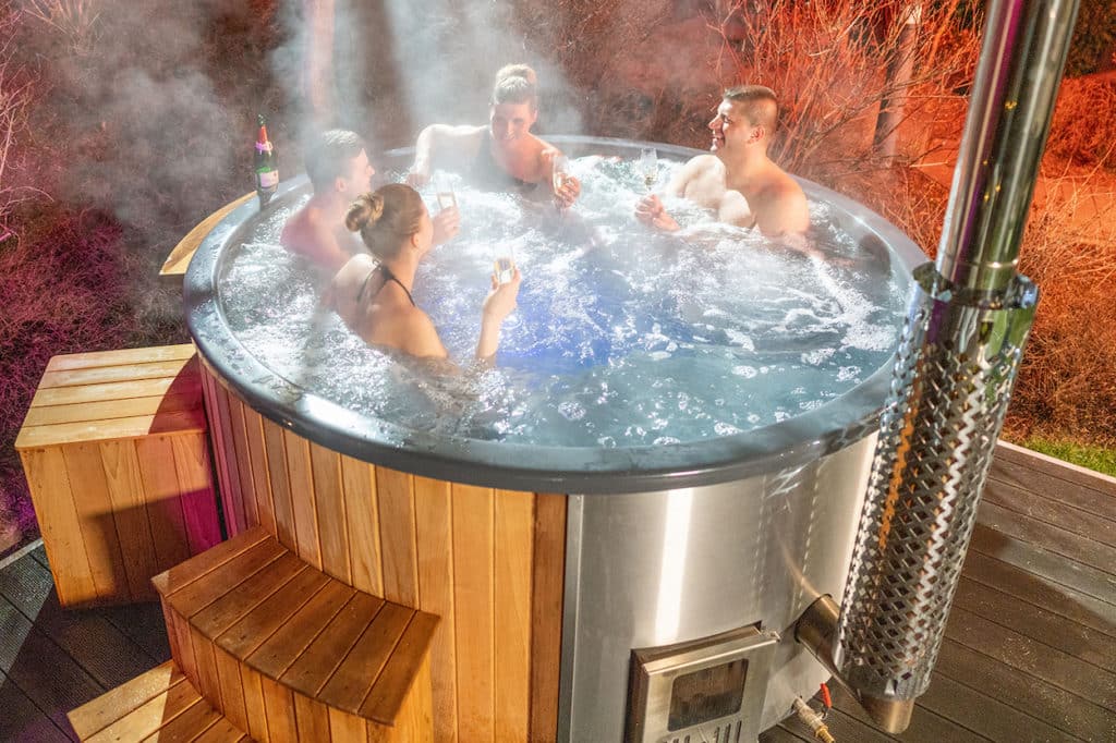 hottub holzklusiv auf der Terrasse