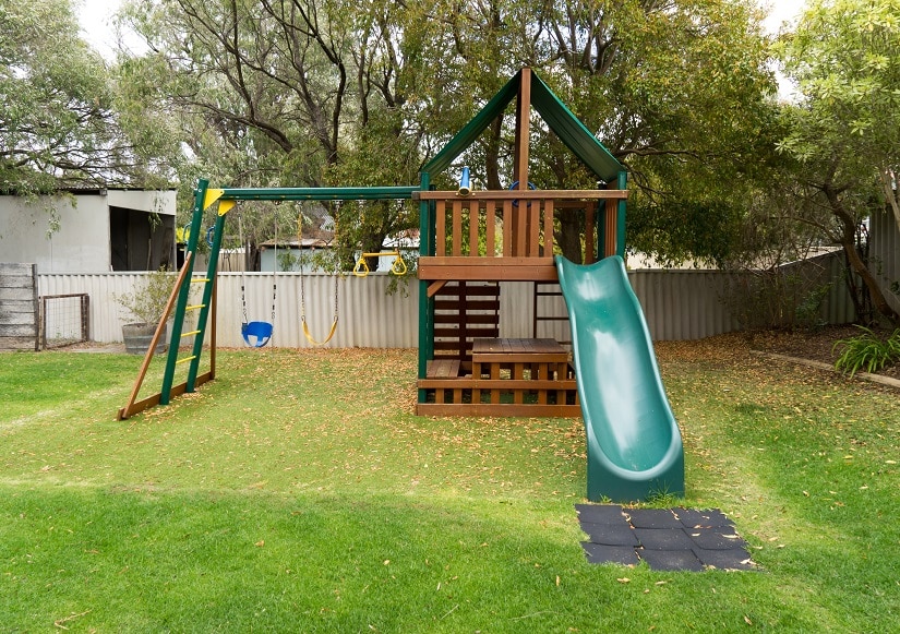 Spielturm für den Garten mit Schaukel und Rutsche