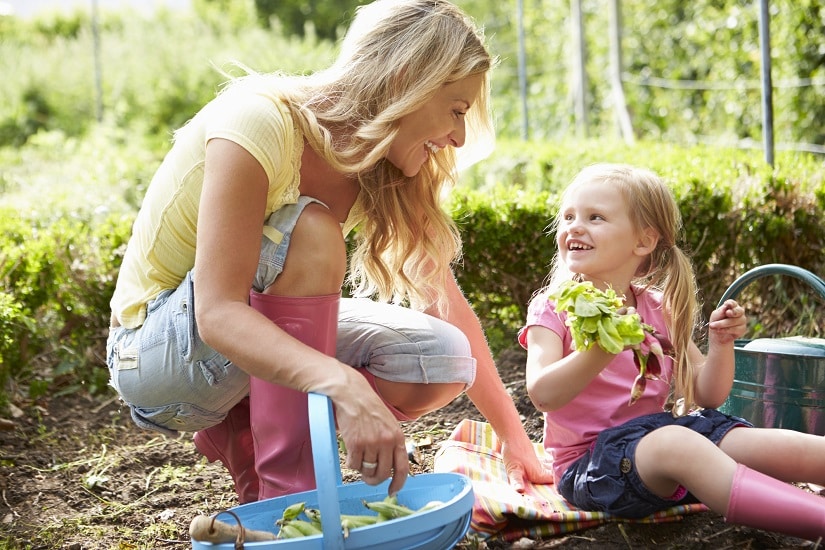 Mutter und Tochter in einem Schrebergarten