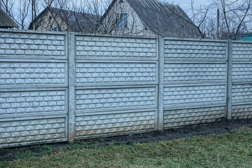 Eine gute Möglichkeit, den Lärm im Garten zu reduzieren, ist die Verwendung von Lärmschutzwänden oder -bäumen.