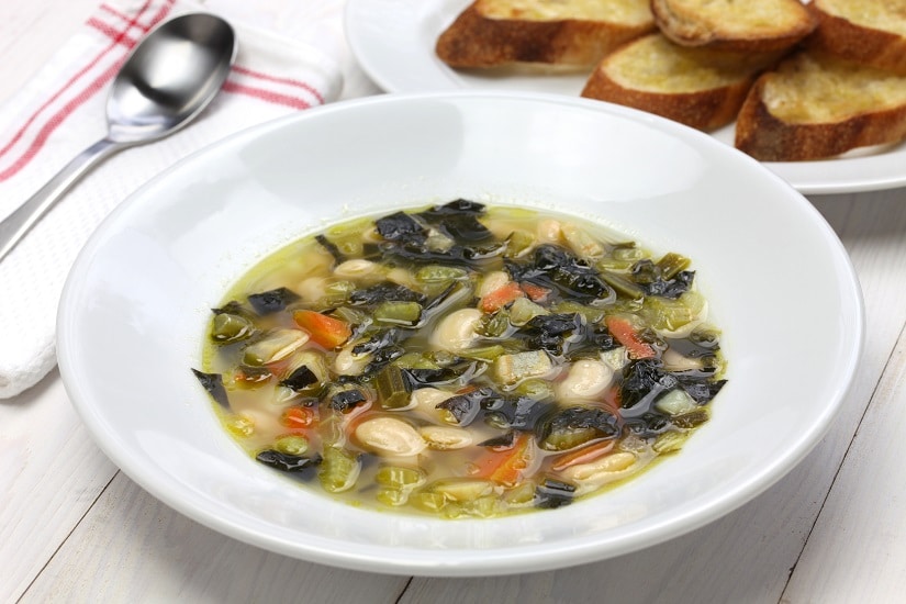ein teller Schwarzkohlsuppe