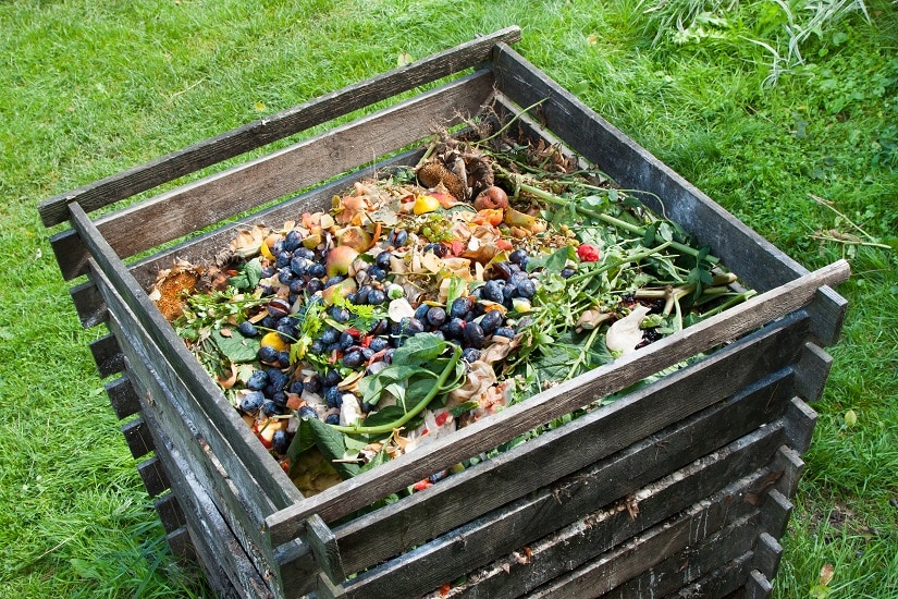 Komposter mit Gartenabfall