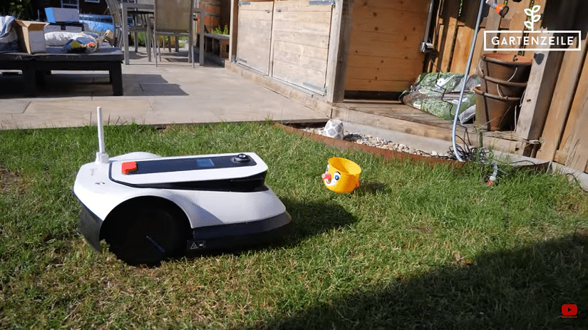 Mähroboter in einem kleinen Garten