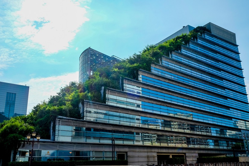 Hochhaus mit begrünten Dachflächen.