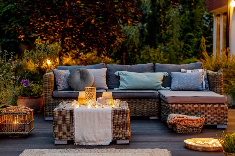 Gemütliche Terrasse an einem Herbstabend